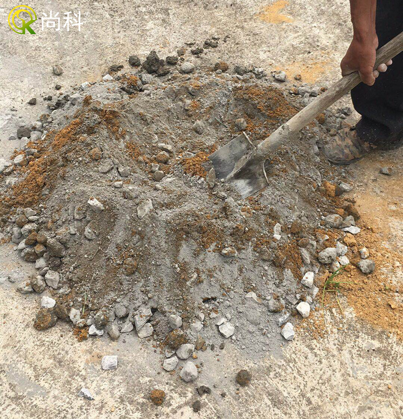 立桿太陽(yáng)能殺蟲(chóng)燈地基地籠安裝-攪拌水泥圖